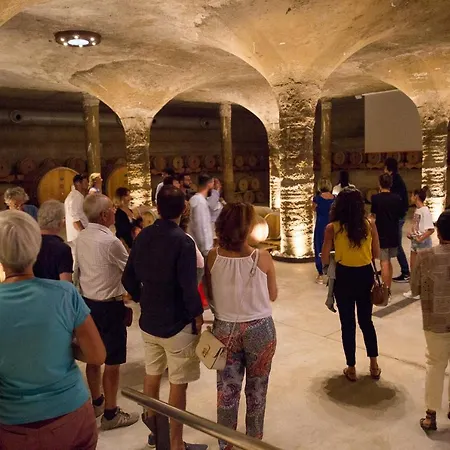 אתר נופש Tenuta Di Castellaro Winery & ליפארי